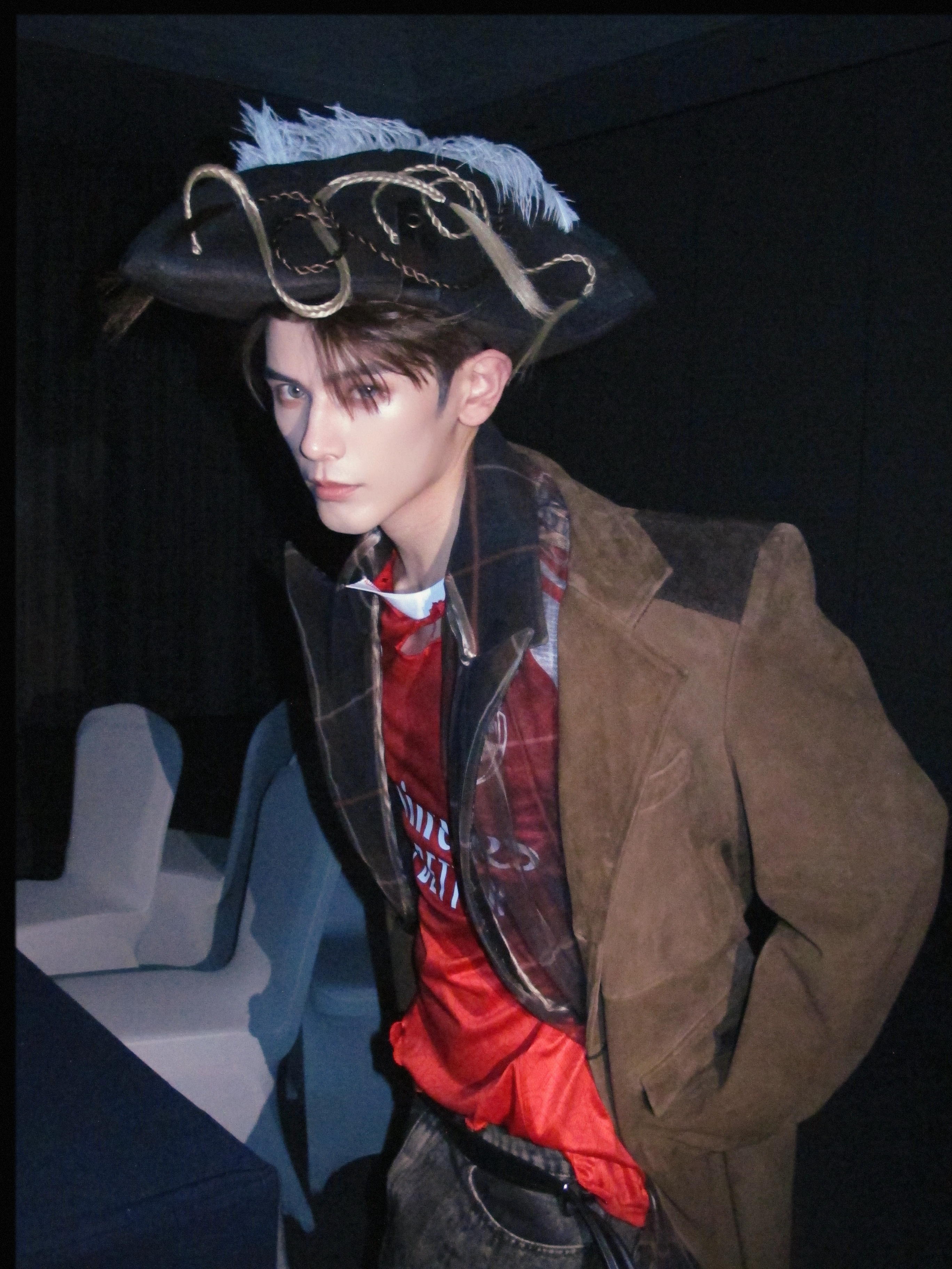 姚弛直接撕掉标签！上身是海盗的野性不羁，下身是前卫无比的百褶裙，而点睛之笔就是蓝