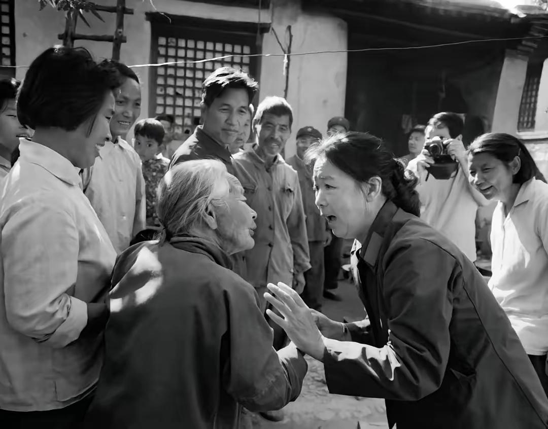 这张老照片不少人都见过，那是1982年田华到河北阜平凹里村看望老房东和乡亲们，和