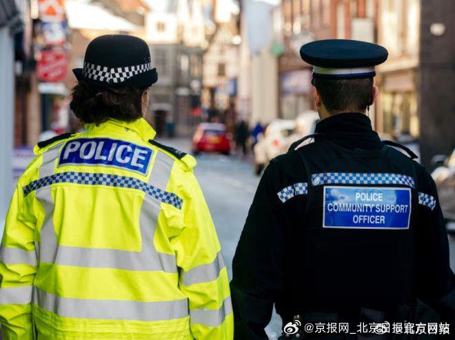 【#英首相住宅纵火案又一嫌疑人被捕# 】#26岁男子涉嫌英首相住宅纵火被捕# 英