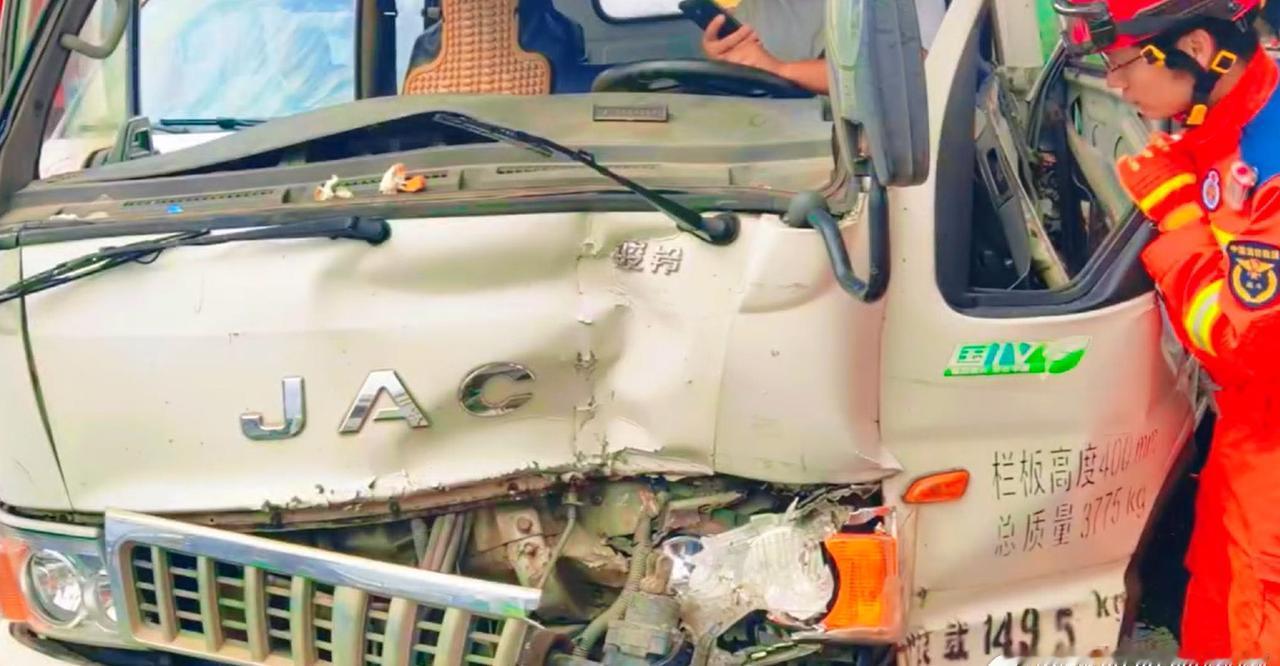 “火焰蓝” 的担当形象深入人心，筑牢城市安全防线。