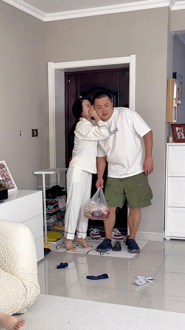 我把我的梦就卖了三两块，换来了灶台上的一日三餐。熬一锅时间，嚼一口从前。我忽然想