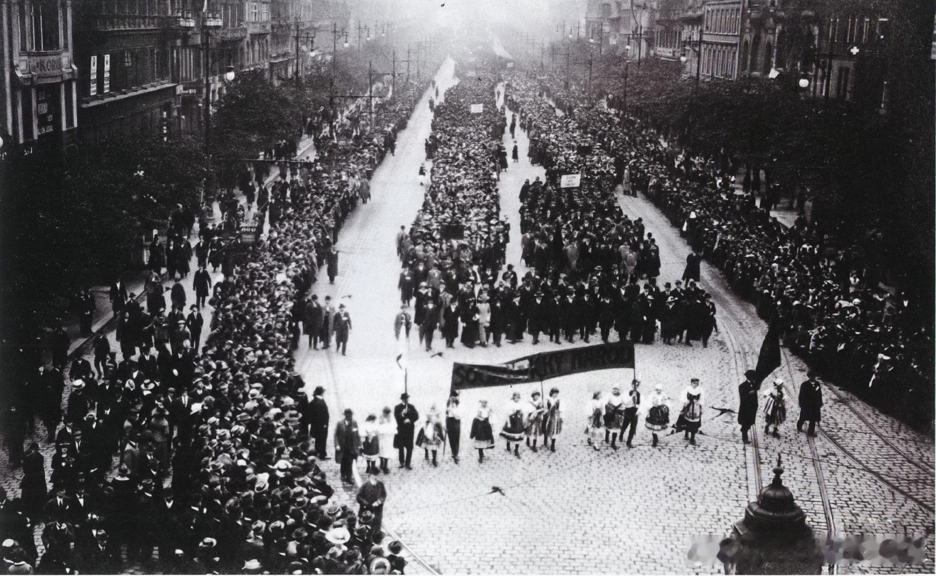 1918年奥匈帝国解体后，捷克斯洛伐克共和国成立。图为人们在布拉格瓦茨拉夫广场举