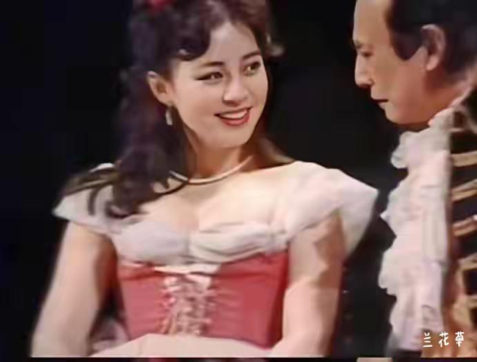 年轻时的宋丹丹确实很美，照片为证。
这是25岁的宋丹丹，出演话剧《上帝的宠儿》的