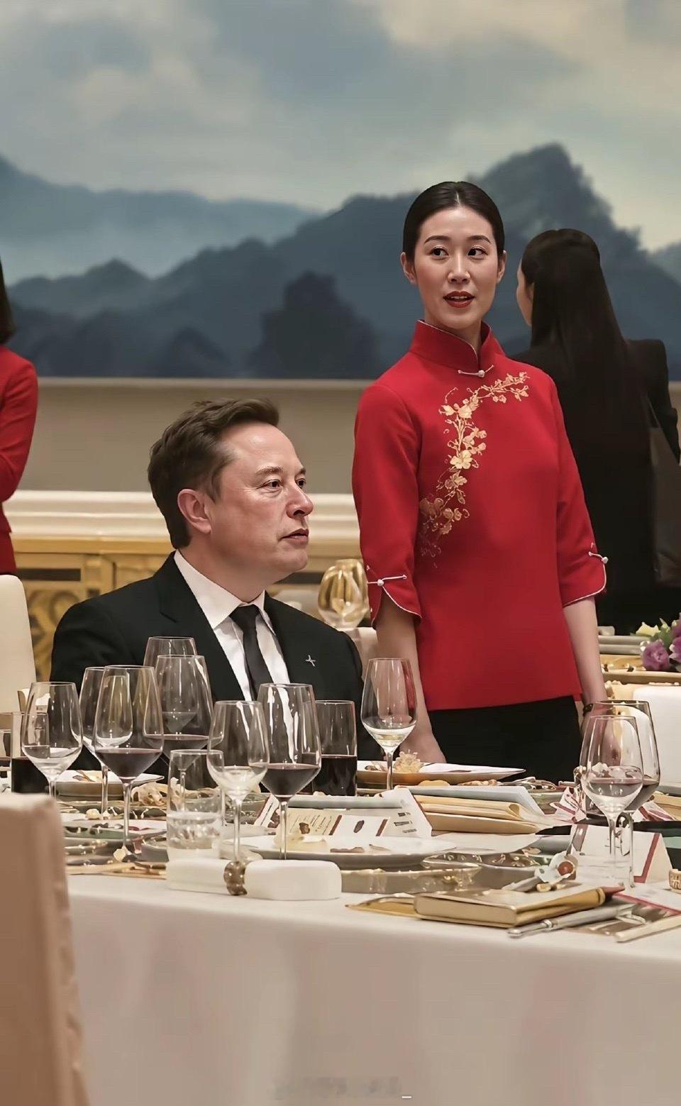 国宴上的服务员，看着老成持重。