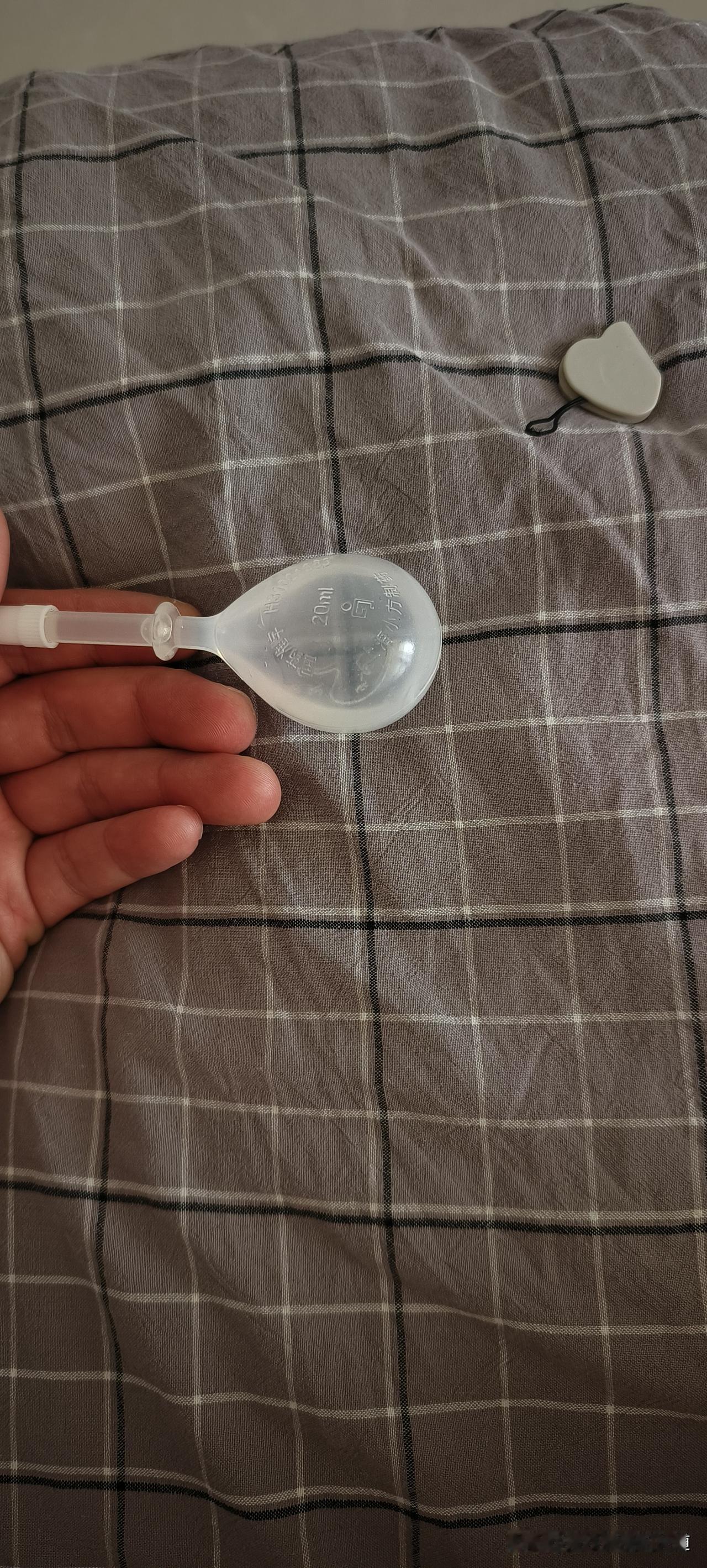 ——  给我来一支开塞露……
——  稍等……
         老人用吗？
—