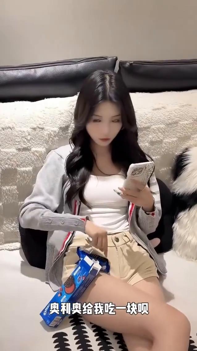 奥利奥给我吃一块，我要扭一扭，我要舔一舔，再泡一泡。
