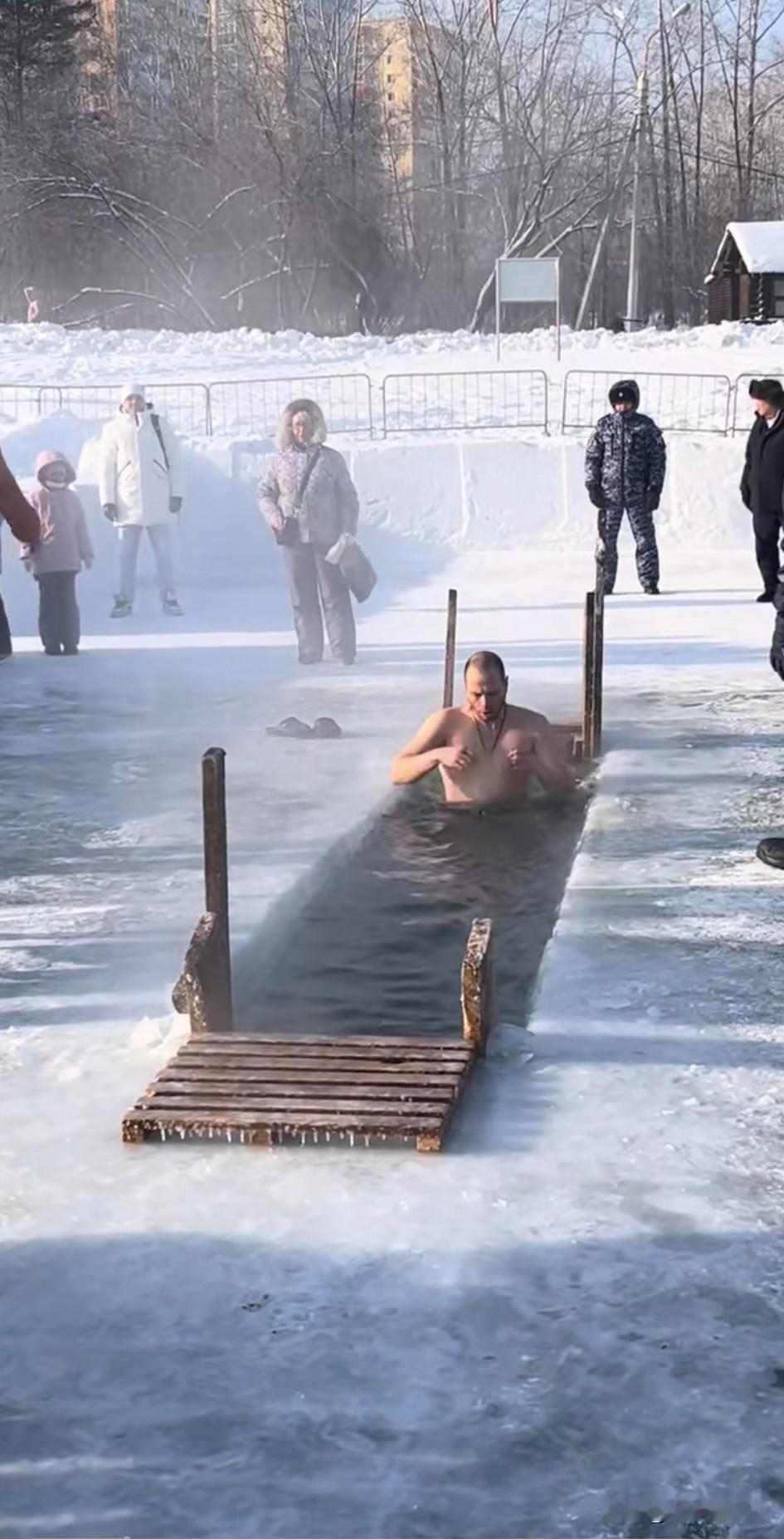 这是俄罗斯的“洗礼”仪式，俄罗斯冰水洗礼核心是，宗教纪念+文化民俗+精神表达，主