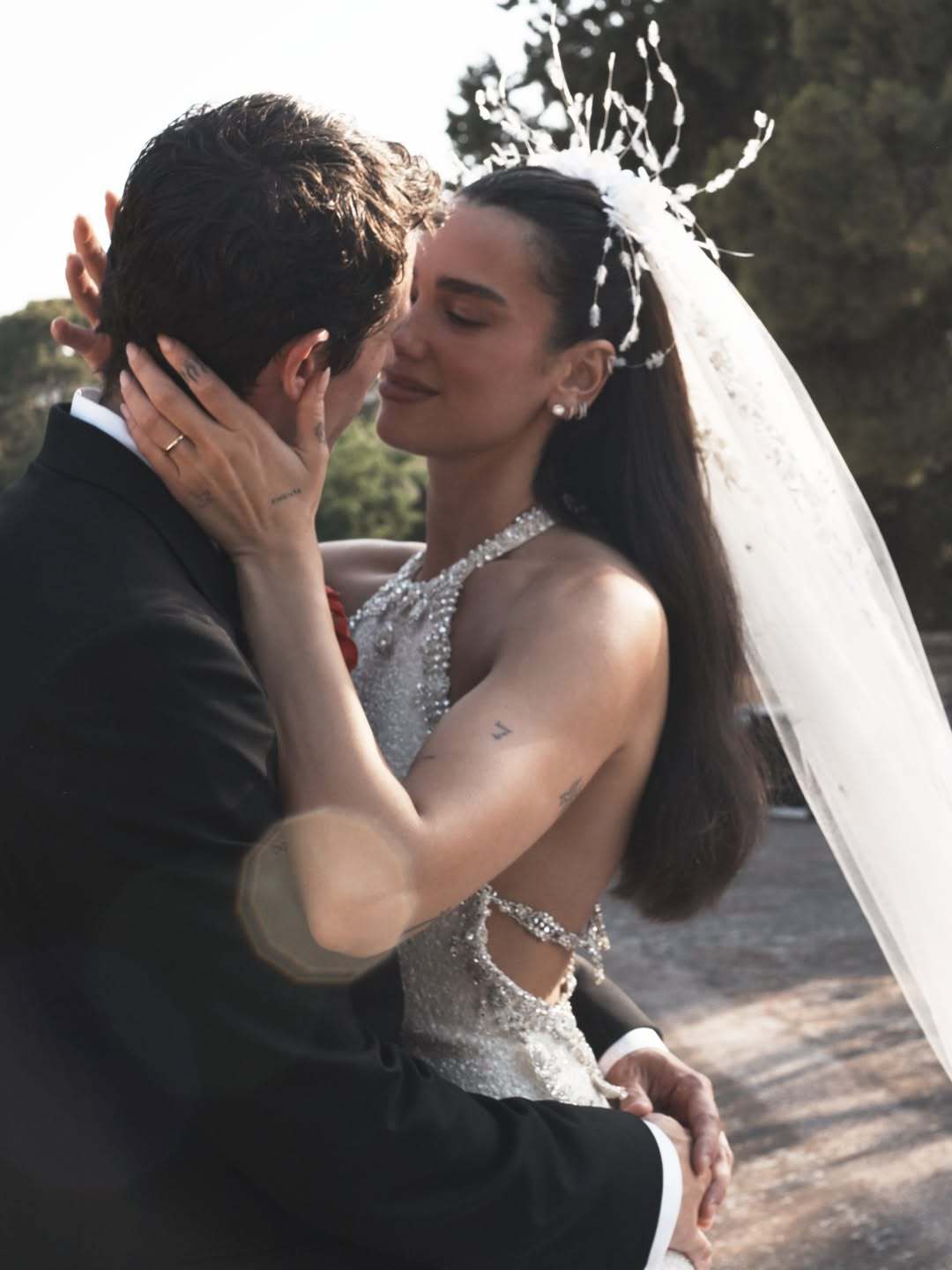 香奈儿给你啪做的婚纱Dua Lipa与香奈儿密切合作，凭借非凡的工艺匠心打造了这
