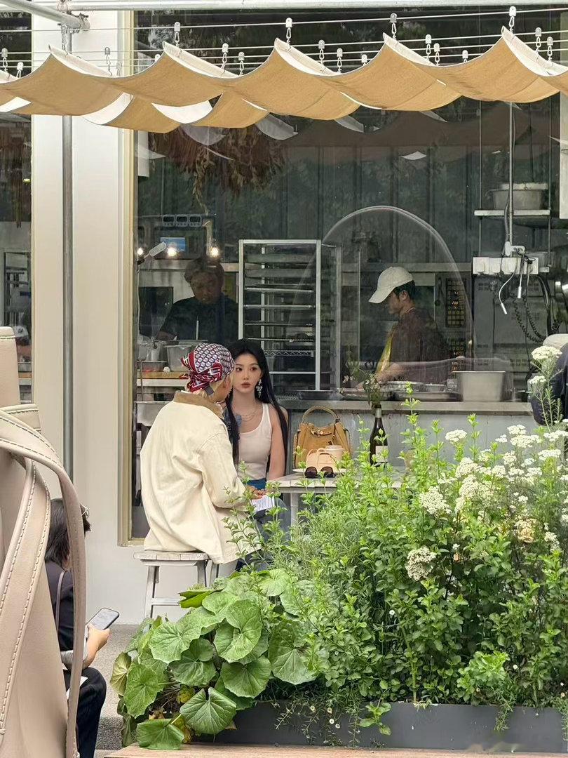 孔雪儿把工字背心穿出时尚感孔雪儿老头背心 成都活动现场，孔雪儿身穿白色工字背心搭