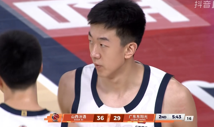 今天2个外籍裁判来吹，其实两队都不适应。现在就看谁先适应裁判队手部犯规的吹罚了，