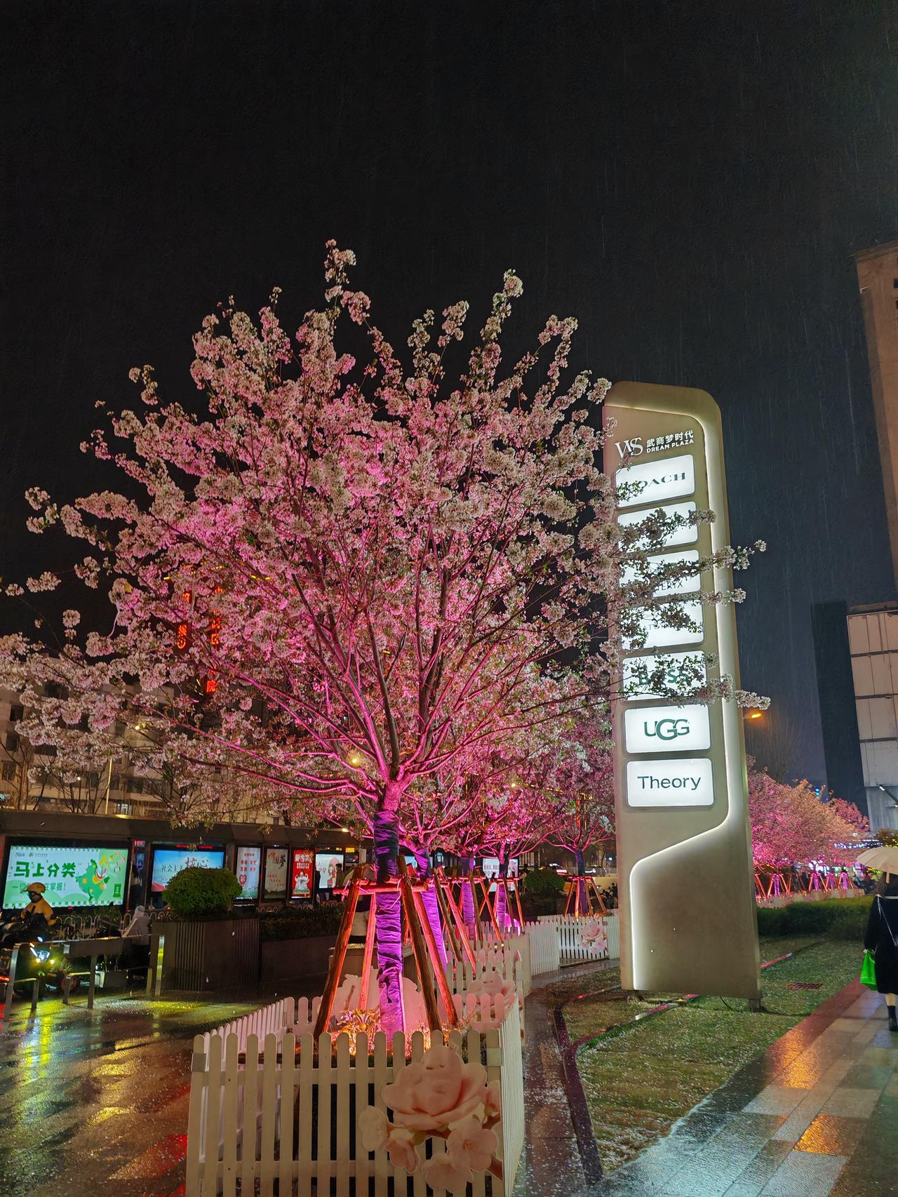 2. 工资10000，对亲戚说3000，对朋友说5000，对同事说跟你差不多。