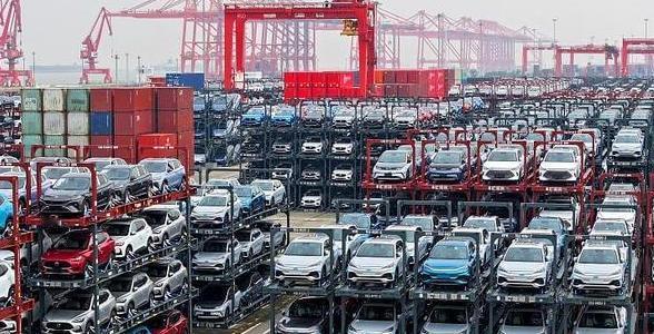 中国为啥玩命发展电动车？表面上看是为了环保，或者想在新兴产业里占个先机，可往根儿