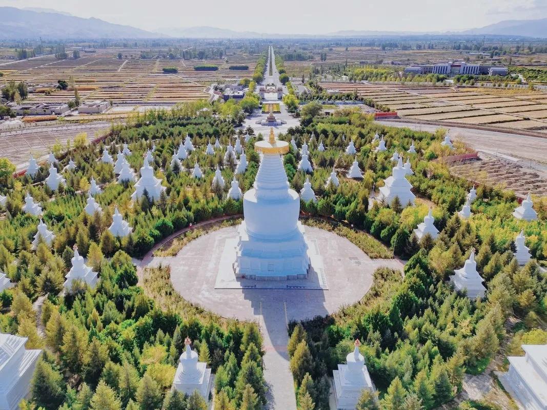 到武威旅游，白塔寺不可不去。这是一个被时光遗忘的宝藏,静静等待着世人的探寻。
