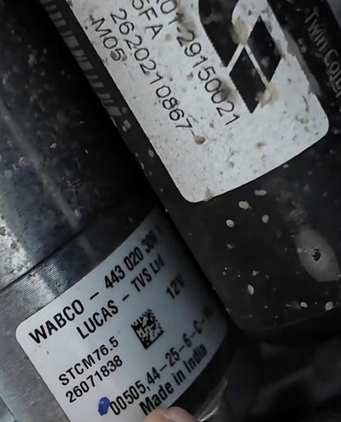 前一阵子不是有博主，晒出了理想悬架理想i6底盘用了一个WABCO的气泵，产地是印