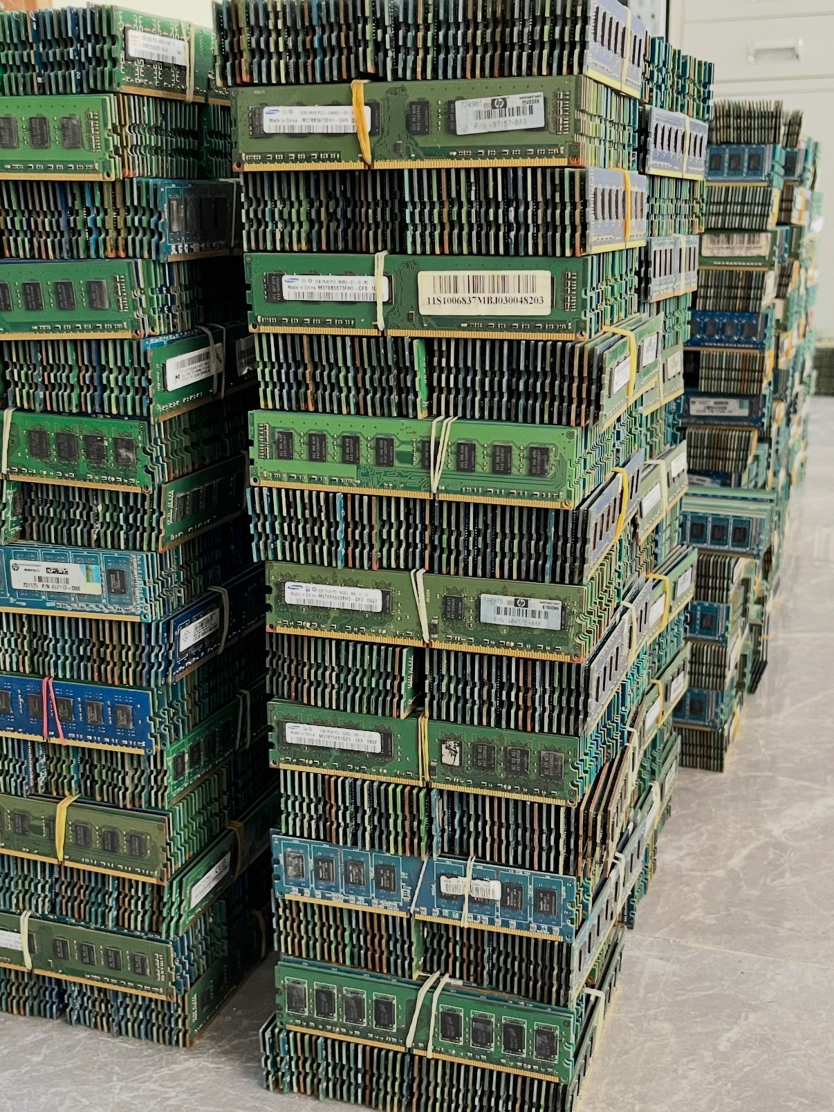 内存条价格大跳水暴涨四倍跌一倍，你管这叫大跳水？手里囤的货卖不出去了吧？ 