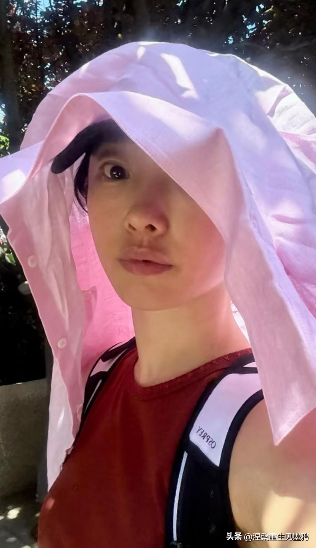 白百何太会过日子！一件衬衫当防晒帽又当空调衫，素颜出镜笑容太治愈

在如今这个女