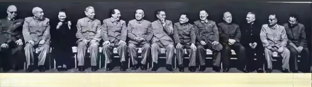 这是一张珍贵的老照片，能在这里面认出五个以上的，绝对是历史高手。