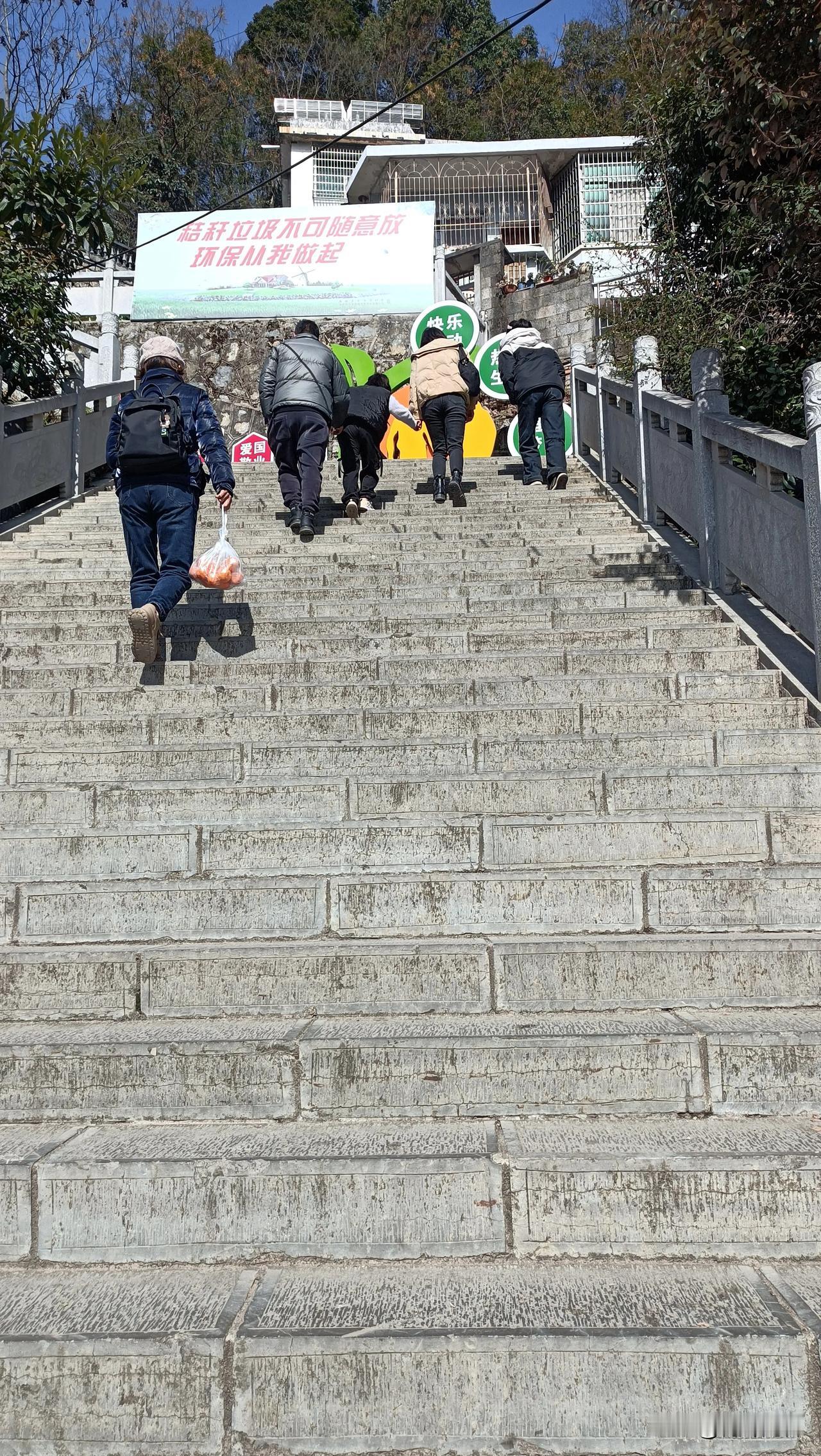 上联：秋叶金黄铺古道
下联：春风绿意染新桥
赏析：这幅对联的下联“春风绿意染新桥