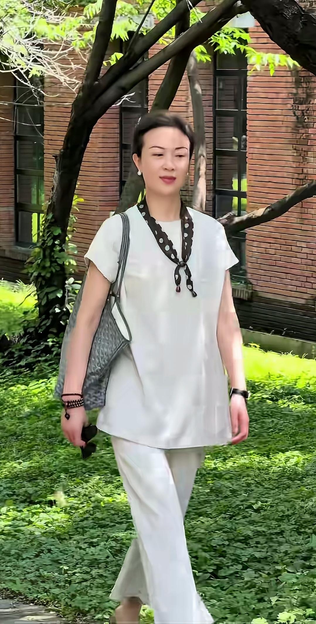 这丝巾是亮点，感觉比戴首饰更高贵。