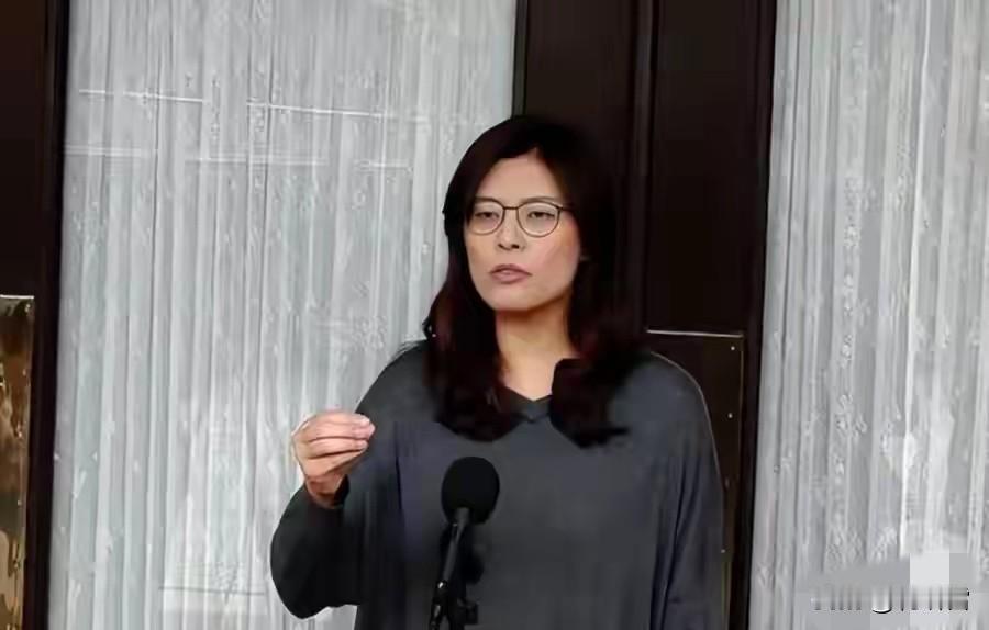 郑丽文准备访美，她希望拜会特朗普。这说明了什么？说明她把大家玩得团团转，她到大陆