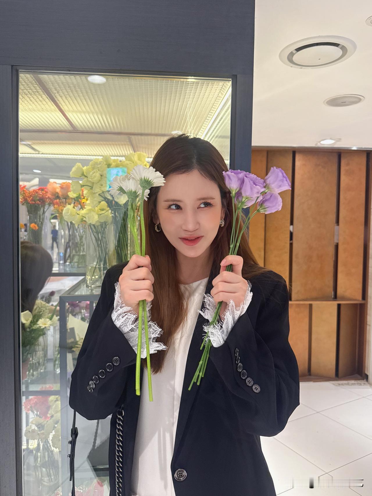 26日，演员李多海在Instagram上传了多张照片，并配文“买花准备去看老公的