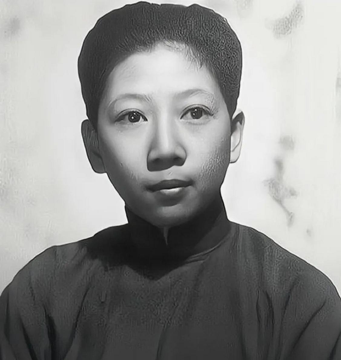 1946年，有个千金小姐换上裙子出门逛街，结果被人调戏，她一怒之下拔枪就射！可你