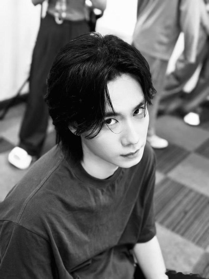 胡一天演高中生被指违和🥺谁能拒绝跨越时光的联动！江辰之后又见江逾白，胡一天带来