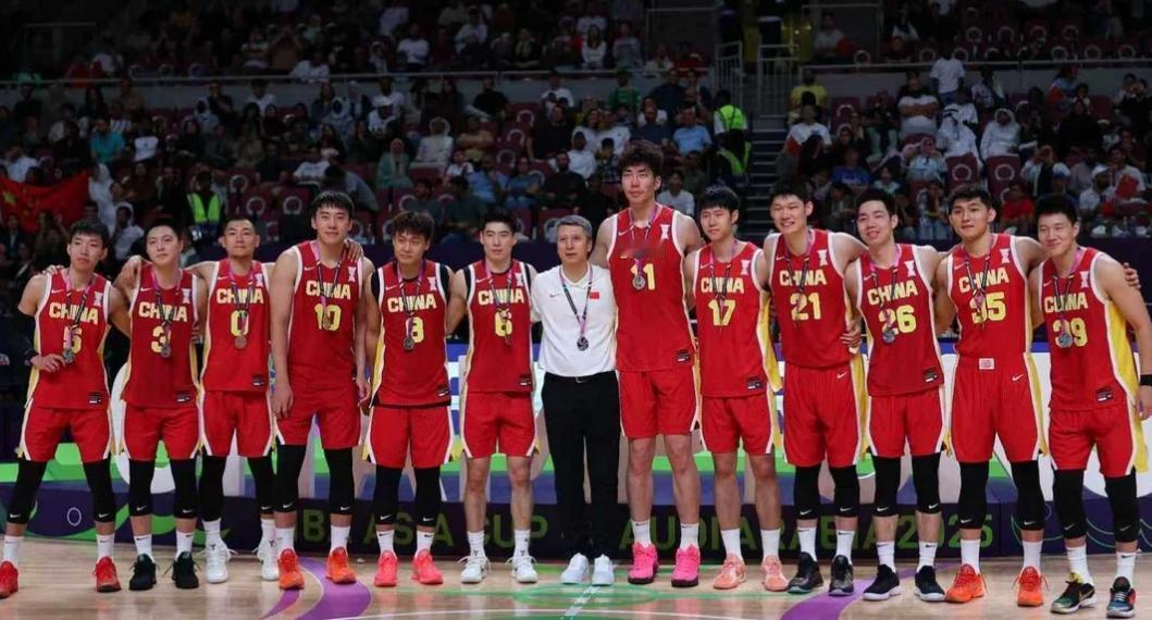 中国差点就是冠军了！就差一分！
随着胡明轩三分球弧线打在篮筐上，本次亚洲杯，中国