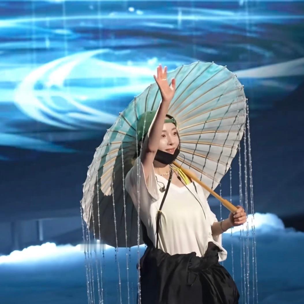你好 这位小姐 这里不让打车哈哈哈哈哈哈哈哈哈有没有人懂这个图多好笑杨幂给周深戴
