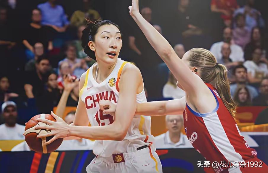 中国女篮与意大利女篮争小组第二。
    我们这届女篮实力与意大利女篮相比-有一