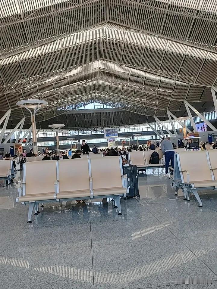 这是不是真实的？
如果遇到一个老婆需要管着吃喝拉撒花，
每个月还要给一两千零花钱