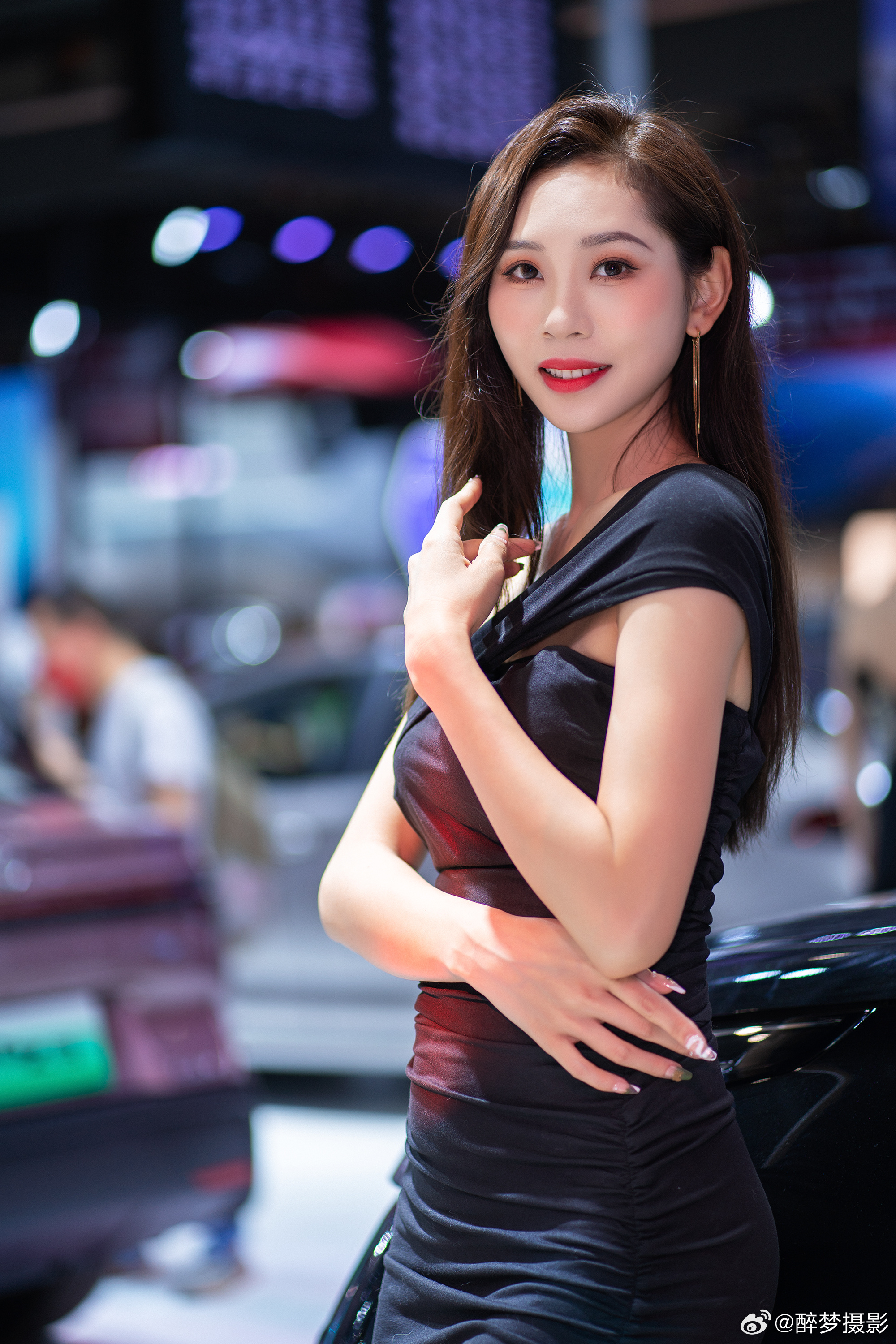 初见这位车模，我便深深被她的气质吸引。模特：新英活动：2023佛山潭州车展