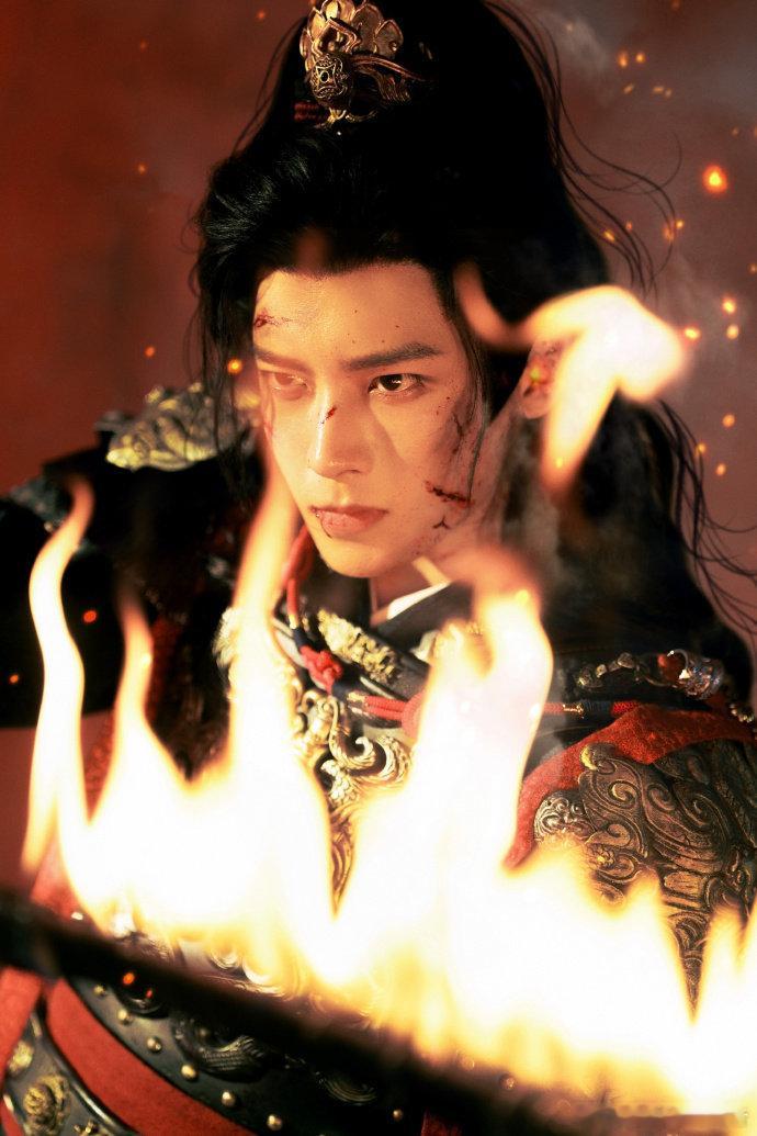 侯明昊听见真火俩字就开机了太佩服侯明昊的敬业精神了，他的打戏可真不是吹的，完全就