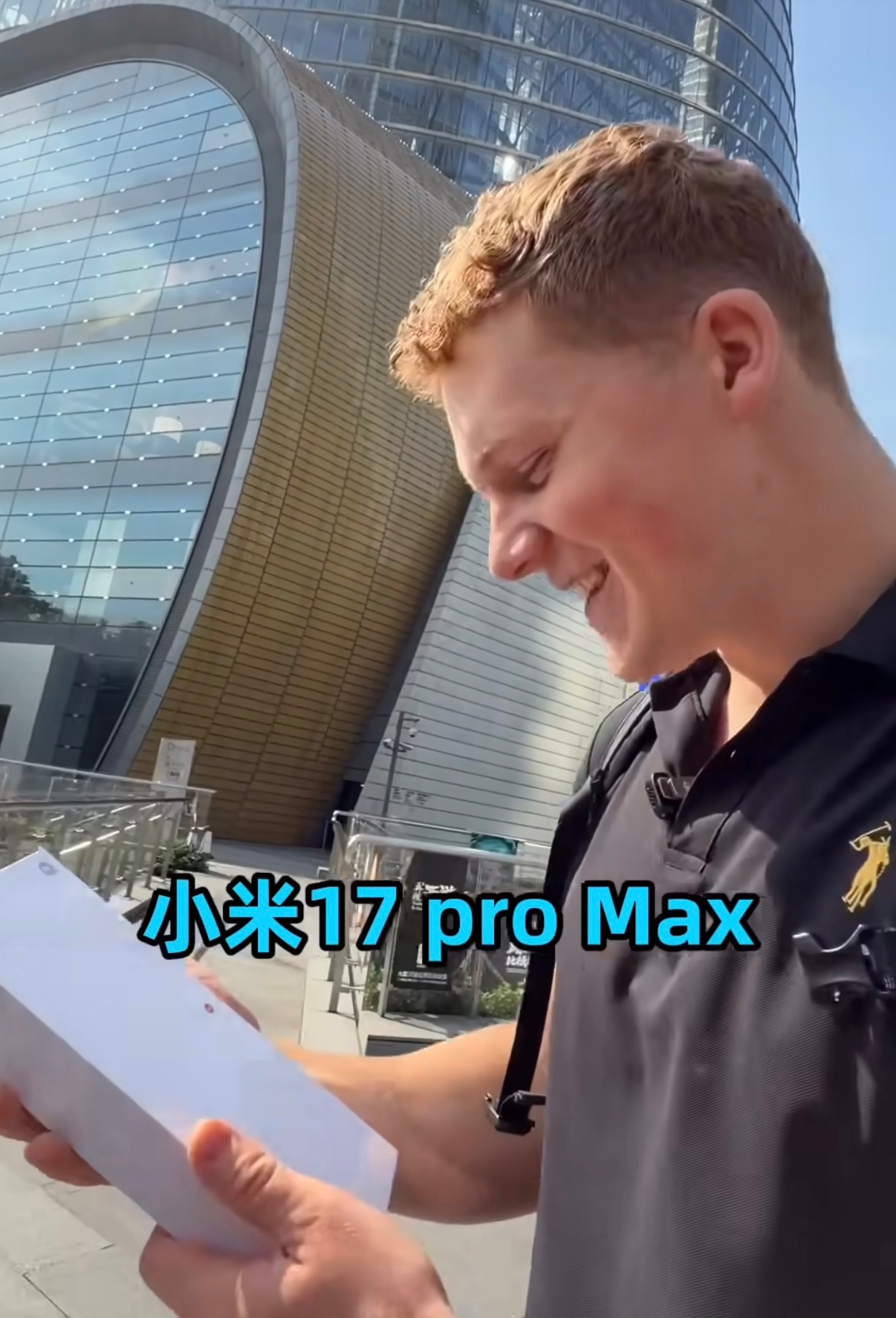 少林老外体验小米17背屏对于看惯苹果和三星产品的老外而言，国产旗舰真是稀罕物，生