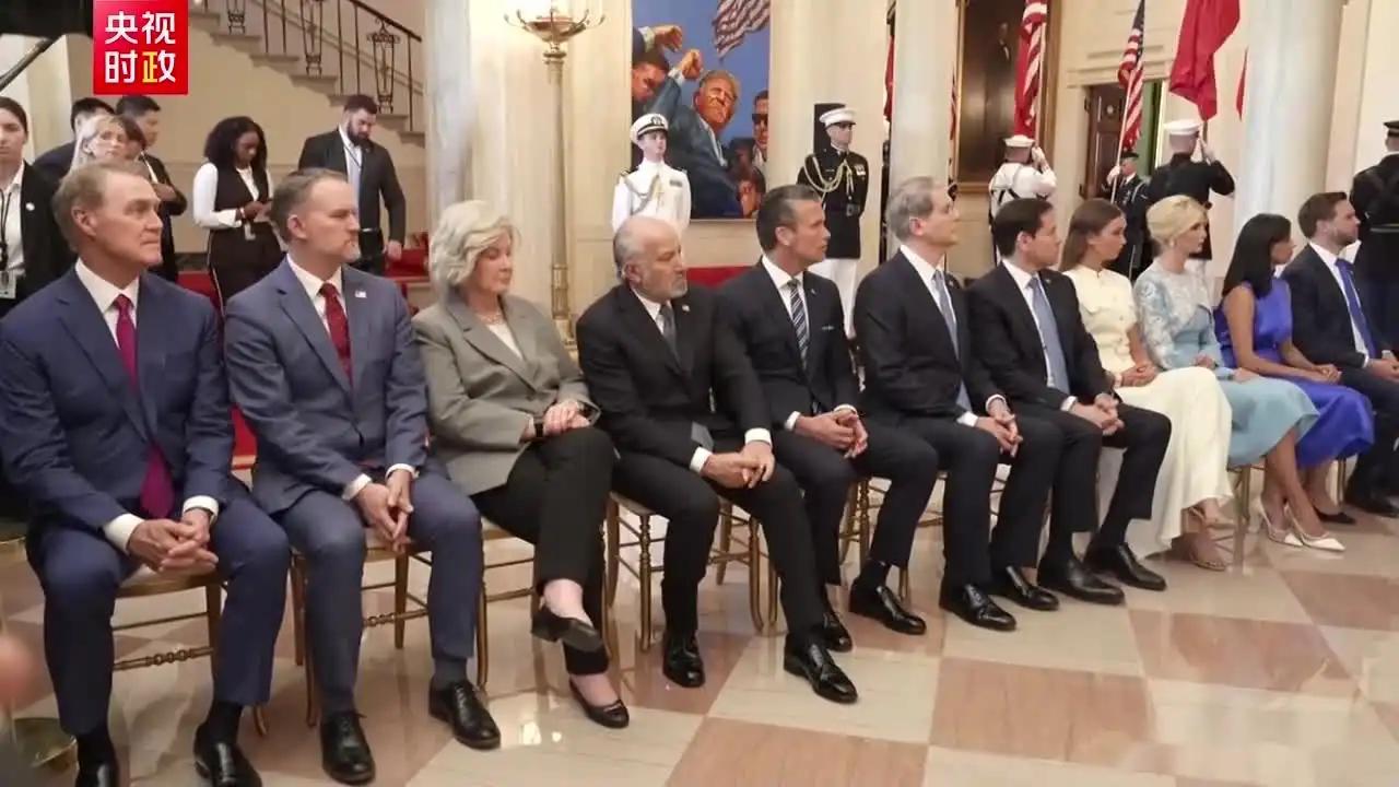 美方高官齐刷刷坐好，这并不是一个简单的动作，而是反映出综合国力变化的一个缩影。