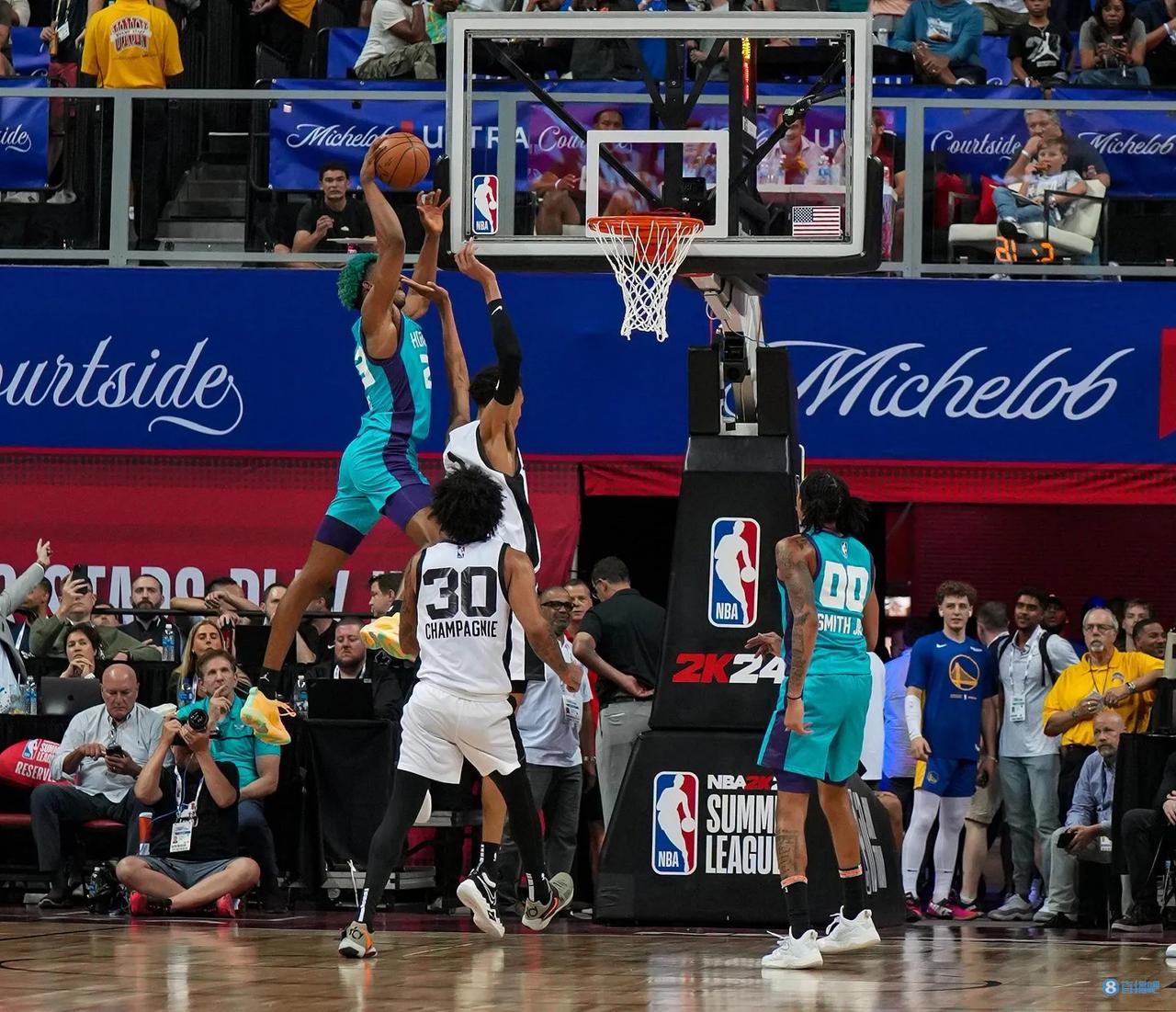 文班亚马首秀惨遭隔扣！

今天马刺对阵黄蜂夏季联赛受到全美关注，原因就是状元文班