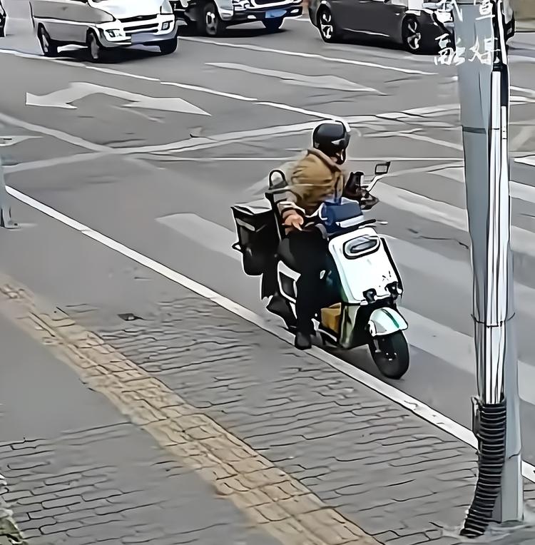 一次回头救了一条命！3月18日，在浙江，一位大哥正坐在电瓶车上等红绿灯，谁能想到