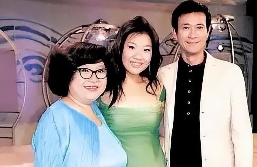 郑少秋和沈殿霞离婚后，郑欣宜跟着妈妈长大，父爱这块一直是空的。沈殿霞走之前把话事