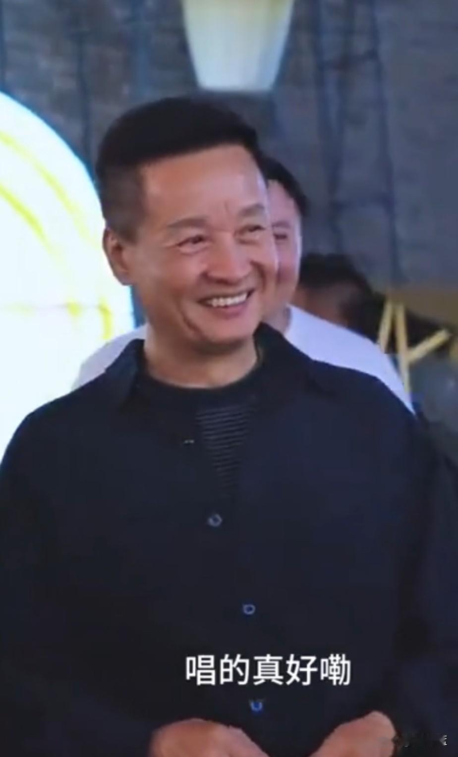 刷到阎维文回老家的一段视频，镜头里的他笑容爽朗，精气神十足，第一眼看着完全看不出