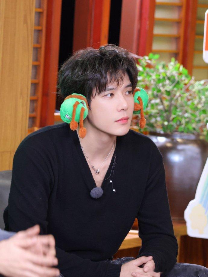 王安宇差点生我手机里棍哥直接躺地随地大小演，婴儿哭嚎也太魔性了，黄景瑜猜题脸都懵