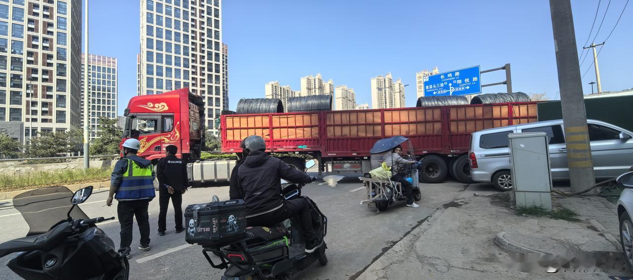 西安南三环，横在路中间的车，谁也别想走。2026年4月1日下午14:40分