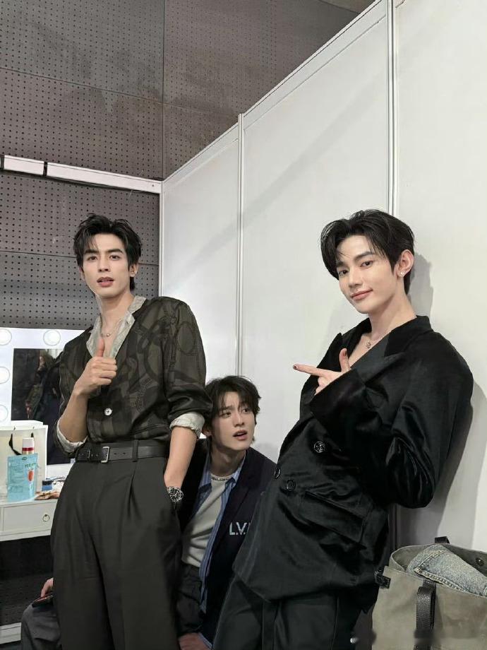 宋威龙章昊赖伟明合照章昊赖伟明合照 哎哟对我眼睛很好！ 