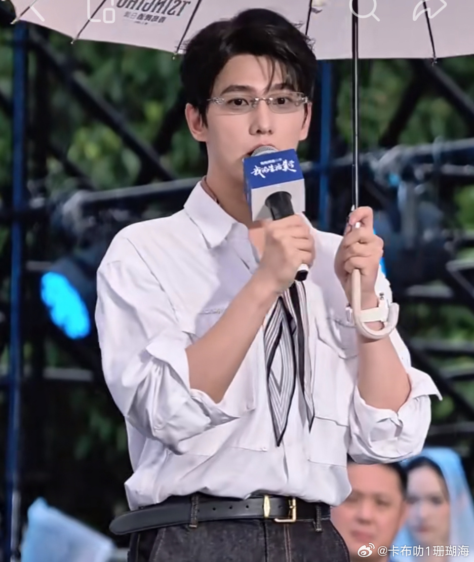 杨洋戴金丝边眼镜系真丝围巾帅气吗 