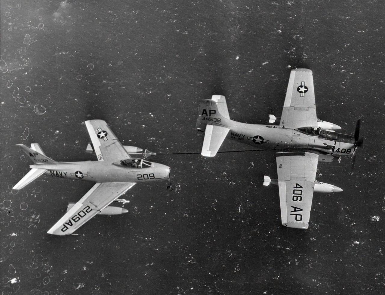 1958 年，埃塞克斯号航空母舰上拍下这张极具时代感的照片，道格拉斯 AD-6 