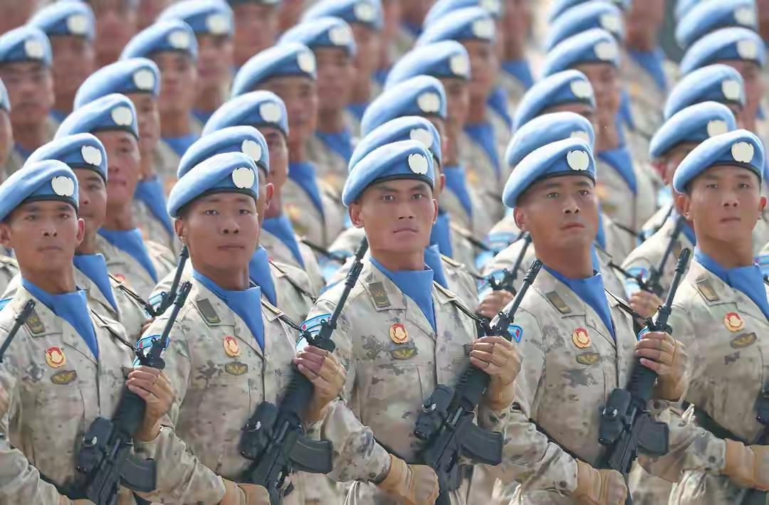 9.3阅兵上一个细节，当最后维和徒步方阵走过时，包括普京在内所有外国领导人都起立