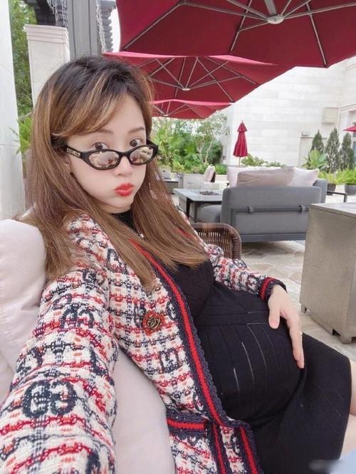 44岁的娜塔莉亚·沃佳诺娃，以法国版《Vogue》孕肚封面官宣六胎喜讯。从卖水果