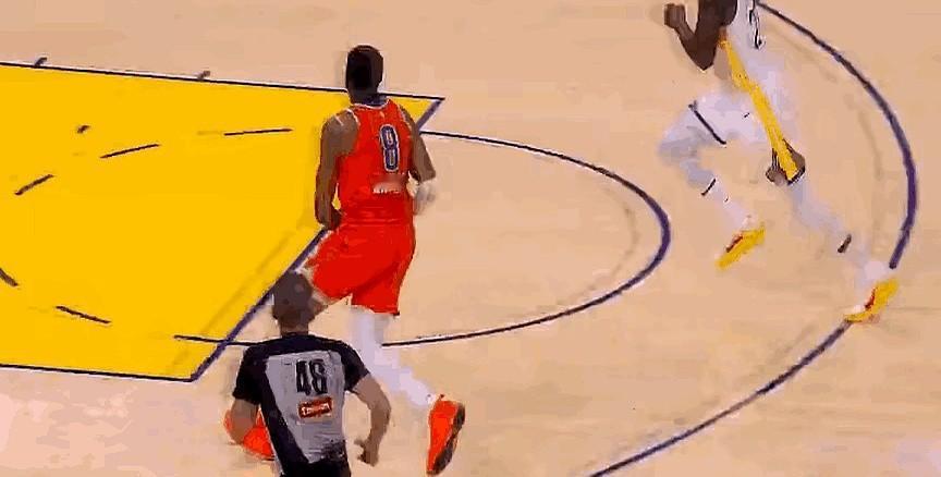 伤愈复出没多久杰伦.威廉姆斯上篮被格林一把拉了下来。有人指责格林下手太黑，还假设