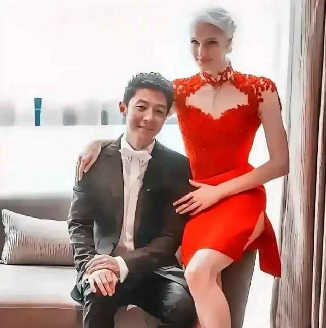 李白带娃逛798，撒贝宁一句话冲上热搜
 
6月那天，798里人挤人，网友拍到李