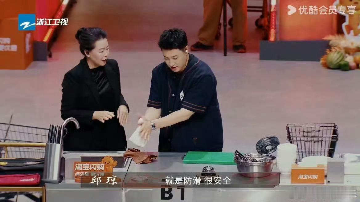 潘玮柏做饭把人都逼成幼教了 潘玮柏做饭让评审邱琼变“幼教”，一步一步教，还给足情