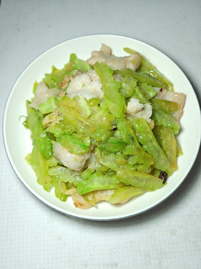 现在品种改良，城里苦瓜是的不苦了，前几天炒了一条，一丁点苦味都没有。如今想要找真